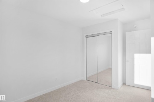 907 16 Avenue, Edmonton, AB - Indoor Photo Showing Other Room