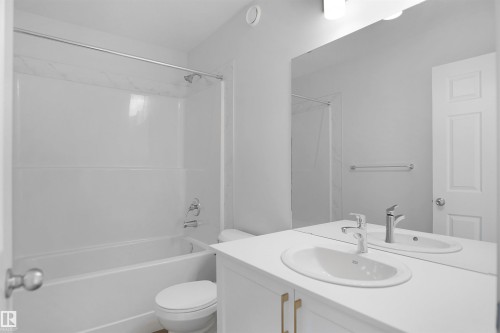 907 16 Avenue, Edmonton, AB - Indoor Photo Showing Bathroom