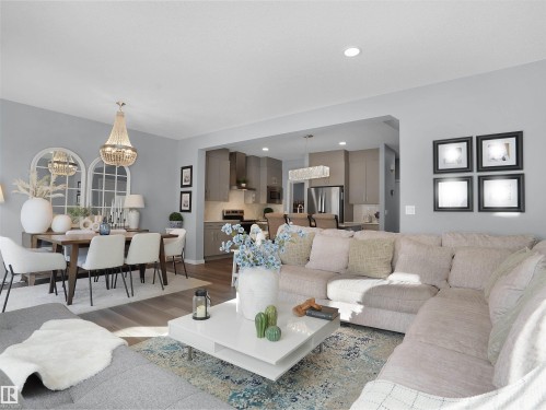 207 41 Avenue, Edmonton, AB - Indoor Photo Showing Living Room