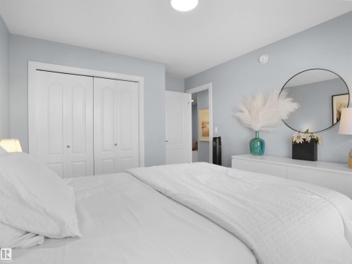 207 41 Avenue, Edmonton, AB - Indoor Photo Showing Bedroom