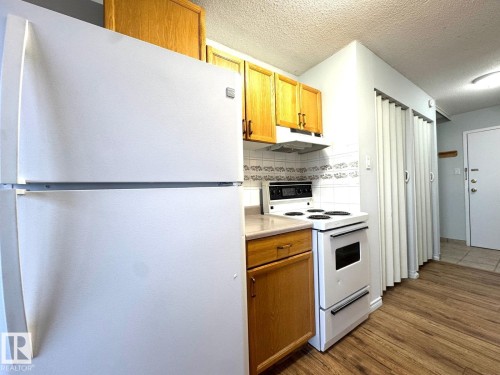 402 9028 Jasper Avenue, Edmonton, AB - Indoor Photo Showing Kitchen