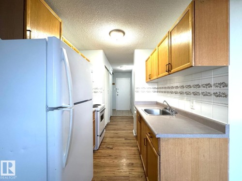 402 9028 Jasper Avenue, Edmonton, AB - Indoor Photo Showing Kitchen