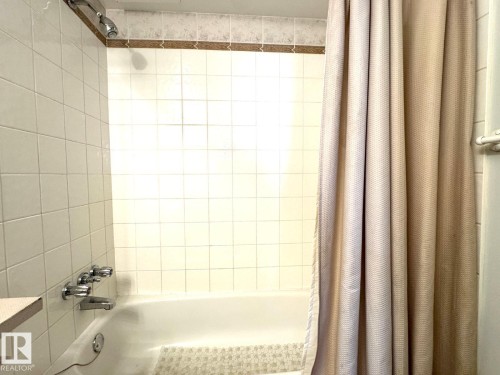 402 9028 Jasper Avenue, Edmonton, AB - Indoor Photo Showing Bathroom