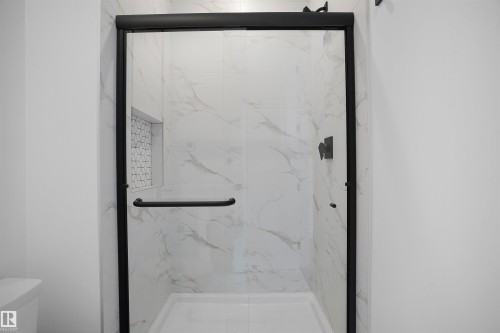 4685 Chegwin Wynd, Edmonton, AB - Indoor Photo Showing Bathroom