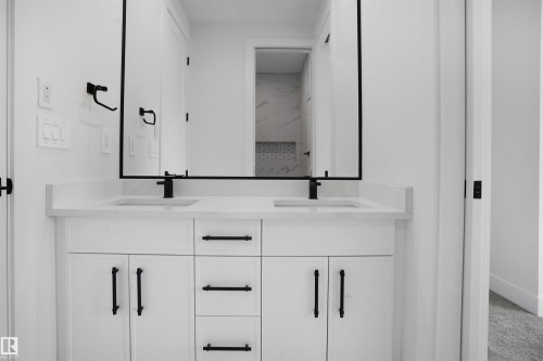 4685 Chegwin Wynd, Edmonton, AB - Indoor Photo Showing Bathroom