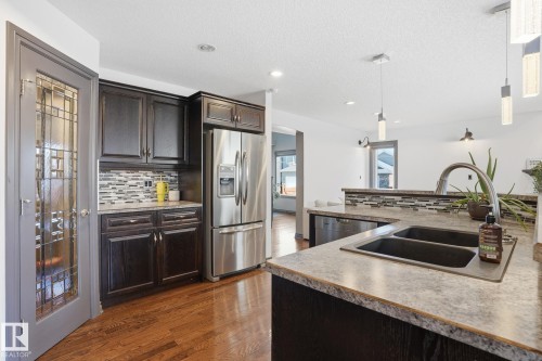 47 Hilldowns Drive, Spruce Grove, AB - Indoor Photo Showing Kitchen With Double Sink With Upgraded Kitchen