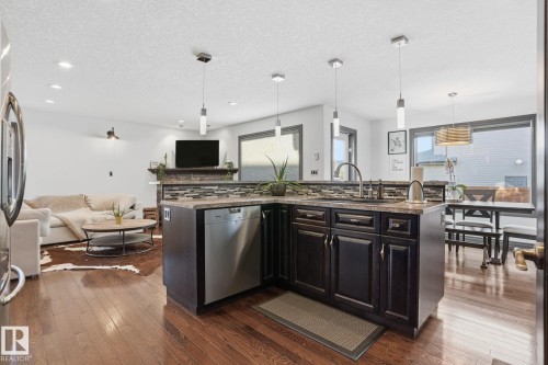 47 Hilldowns Drive, Spruce Grove, AB - Indoor Photo Showing Kitchen With Upgraded Kitchen