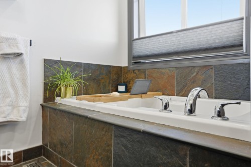 47 Hilldowns Drive, Spruce Grove, AB - Indoor Photo Showing Bathroom