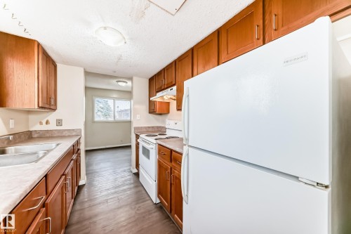 12607 161 Avenue, Edmonton, AB - Indoor Photo Showing Kitchen With Double Sink