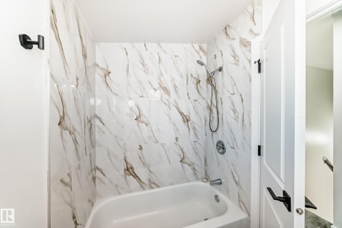 10820 132 Avenue, Edmonton, AB - Indoor Photo Showing Bathroom
