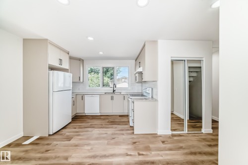 10820 132 Avenue, Edmonton, AB - Indoor Photo Showing Kitchen