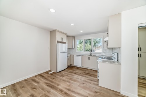 10820 132 Avenue, Edmonton, AB - Indoor Photo Showing Kitchen