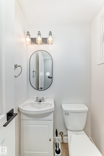 10820 132 Avenue, Edmonton, AB - Indoor Photo Showing Bathroom