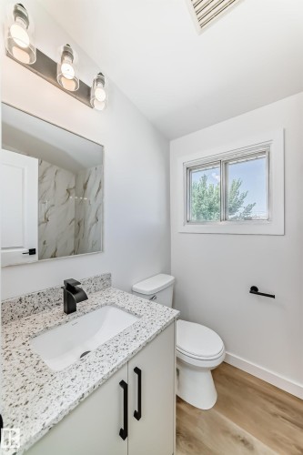 10820 132 Avenue, Edmonton, AB - Indoor Photo Showing Bathroom