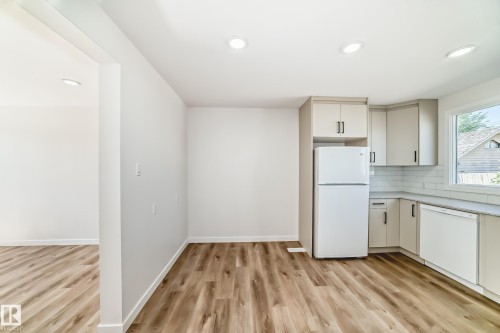 10820 132 Avenue, Edmonton, AB - Indoor Photo Showing Kitchen