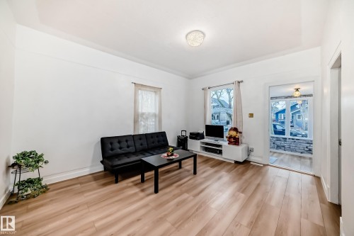 11331 92 Street, Edmonton, AB - Indoor Photo Showing Living Room