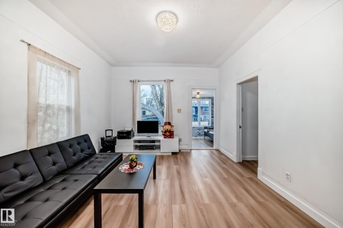 11331 92 Street, Edmonton, AB - Indoor Photo Showing Living Room