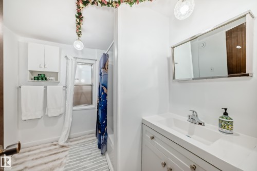 11331 92 Street, Edmonton, AB - Indoor Photo Showing Bathroom