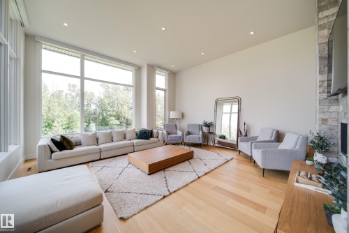 705 Howatt Drive, Edmonton, AB - Indoor Photo Showing Living Room