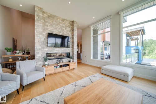 705 Howatt Drive, Edmonton, AB - Indoor Photo Showing Living Room