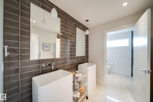 705 Howatt Drive, Edmonton, AB - Indoor Photo Showing Bathroom