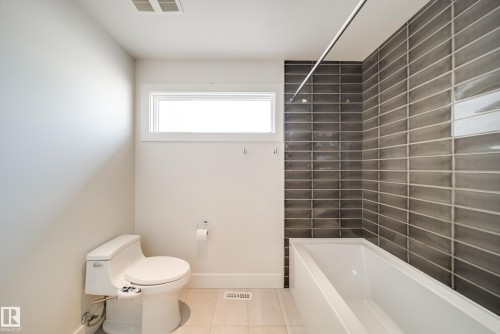 705 Howatt Drive, Edmonton, AB - Indoor Photo Showing Bathroom
