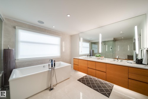 705 Howatt Drive, Edmonton, AB - Indoor Photo Showing Bathroom