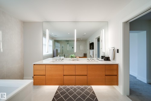 705 Howatt Drive, Edmonton, AB - Indoor Photo Showing Bathroom