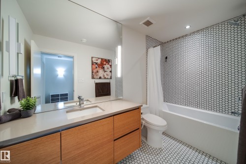705 Howatt Drive, Edmonton, AB - Indoor Photo Showing Bathroom