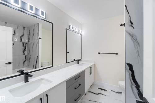 8319 81Ave, Edmonton, AB - Indoor Photo Showing Bathroom