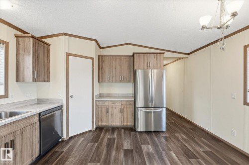 242 305 Calahoo Road, Spruce Grove, AB - Indoor Photo Showing Kitchen