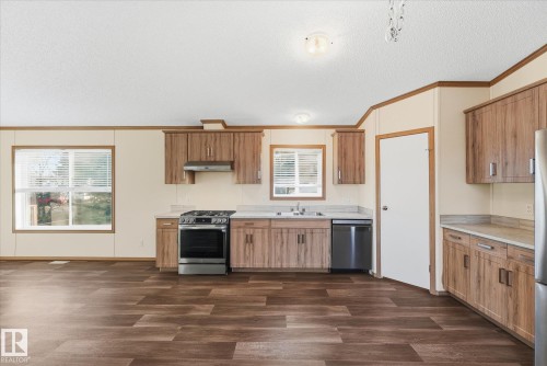 242 305 Calahoo Road, Spruce Grove, AB - Indoor Photo Showing Kitchen