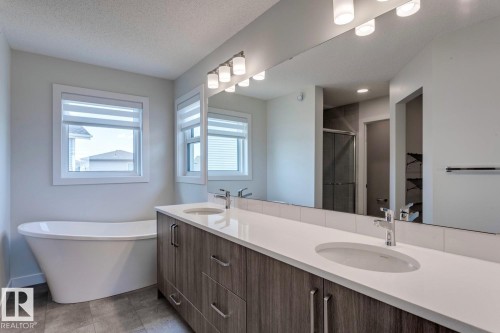 19011 20 Avenue, Edmonton, AB - Indoor Photo Showing Bathroom