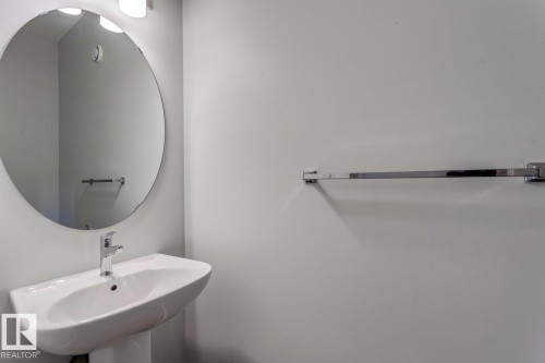 19011 20 Avenue, Edmonton, AB - Indoor Photo Showing Bathroom