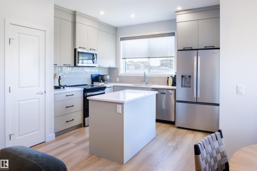 837 Rowan Close, Edmonton, AB - Indoor Photo Showing Kitchen