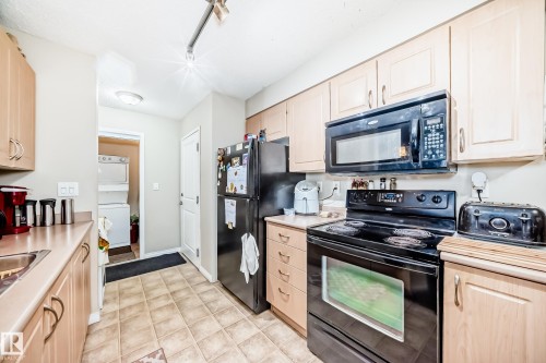 102 13907 136 Street Nw, Edmonton, AB - Indoor Photo Showing Kitchen