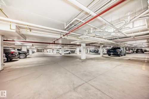 102 13907 136 Street Nw, Edmonton, AB - Indoor Photo Showing Garage