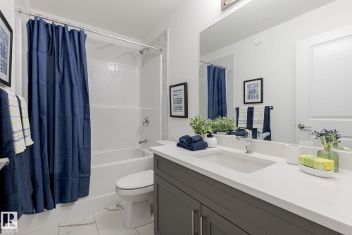 4572 Chegwin Wynd, Edmonton, AB - Indoor Photo Showing Bathroom