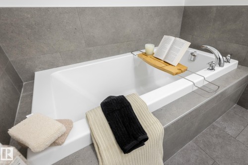 5017 Cawsey Link, Edmonton, AB - Indoor Photo Showing Bathroom