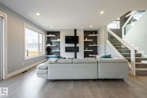 10936 71 Avenue, Edmonton, AB - Indoor Photo Showing Living Room