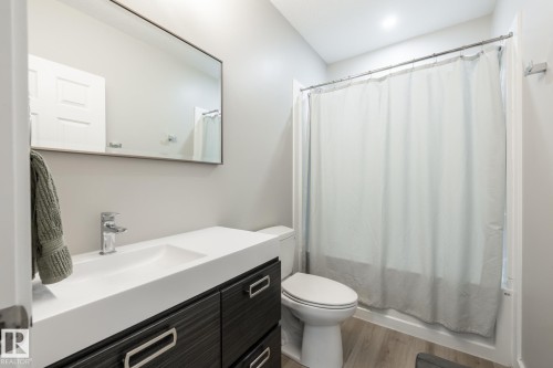 10936 71 Avenue, Edmonton, AB - Indoor Photo Showing Bathroom