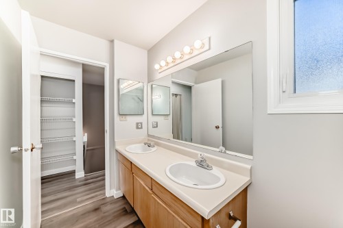 9 4610 17 Avenue, Edmonton, AB - Indoor Photo Showing Bathroom