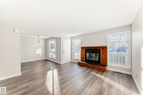 9 4610 17 Avenue, Edmonton, AB - Indoor Photo Showing Living Room With Fireplace