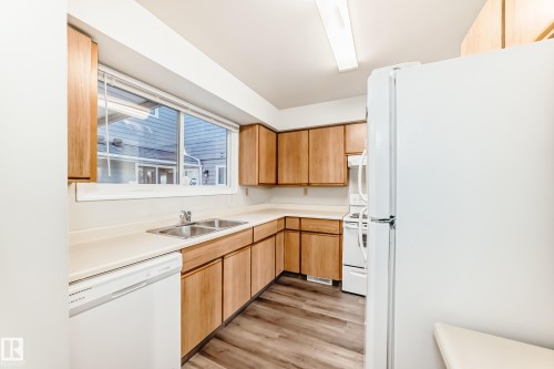 9 4610 17 Avenue, Edmonton, AB - Indoor Photo Showing Kitchen With Double Sink