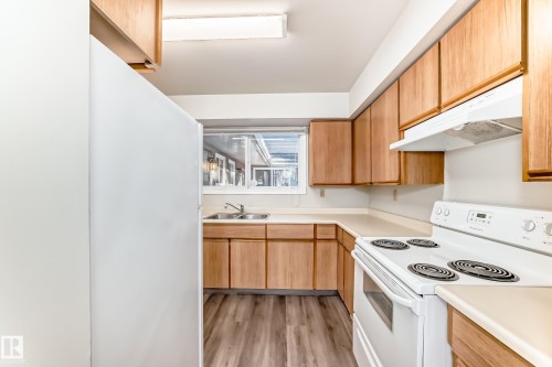 9 4610 17 Avenue, Edmonton, AB - Indoor Photo Showing Kitchen With Double Sink