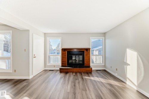9 4610 17 Avenue, Edmonton, AB - Indoor Photo Showing Living Room With Fireplace