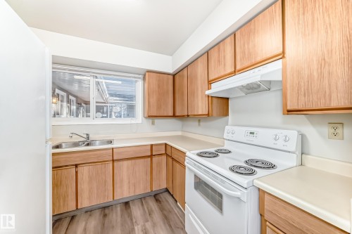 9 4610 17 Avenue, Edmonton, AB - Indoor Photo Showing Kitchen With Double Sink