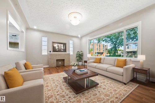 8125 84 Avenue, Edmonton, AB - Indoor Photo Showing Living Room