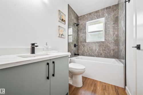 8125 84 Avenue, Edmonton, AB - Indoor Photo Showing Bathroom