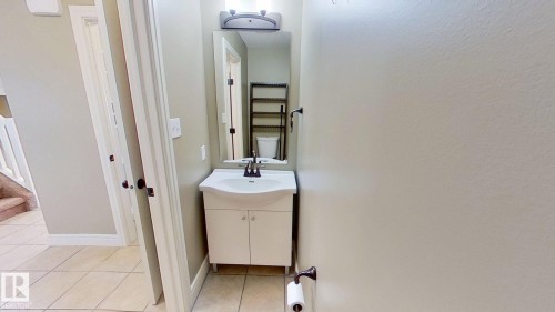 718 25 Street, Wainwright, AB - Indoor Photo Showing Bathroom